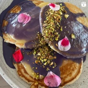 🤤Pancakes Lila🥞 > Pancakes con chocolate lila, crema de limón y pistachos 🍋💜